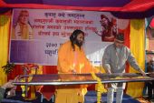 Stretcher Distributi​on by Swami Haridasji at Pashupati Aryaghat,2070-09-15